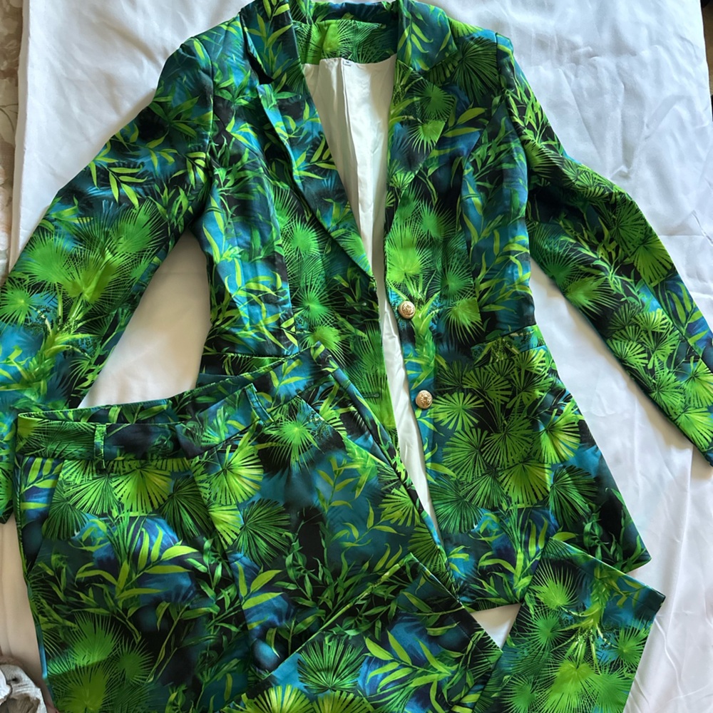 2 piece , great quality , never work just been folded in the closet.